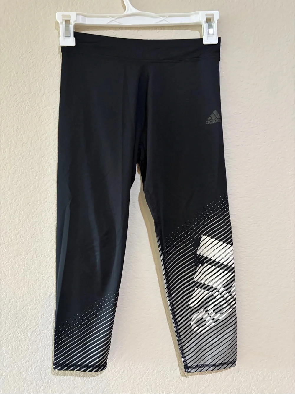 Adidas Girls Black Graphic Capri Leggings Size M 10/12 Athletic Activewear
